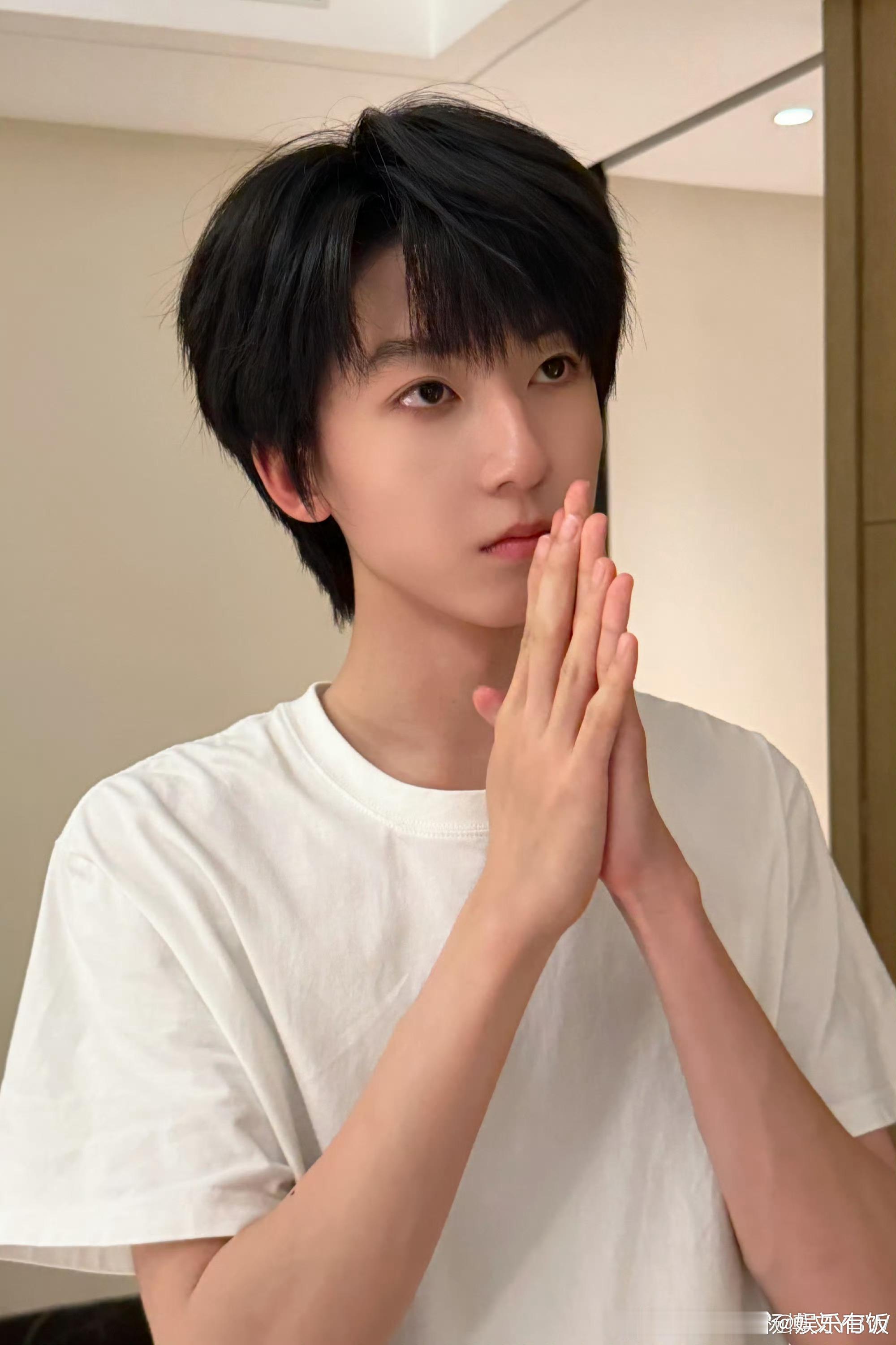 杨博文白T清爽感 杨博文九宫格随拍温柔暴击！白T少年的清爽感直接拉满，留存的我们