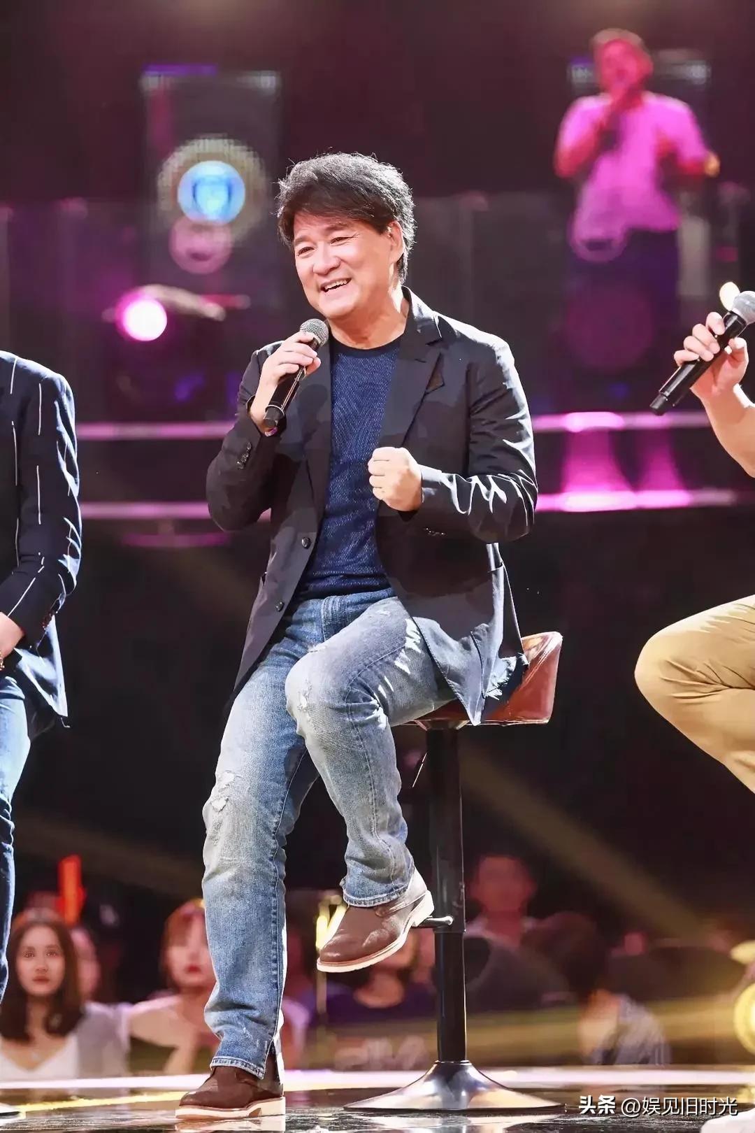 周华健:这真是一段莫名其妙而又离奇抓马的经历。

一次演出结束后，周华健和工作人