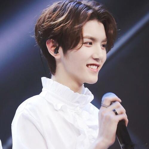 灵超机场打粉丝 谁能想到，镜头前总是软萌爱笑、蹲下来给小朋友发糖、被哥哥们宠上天