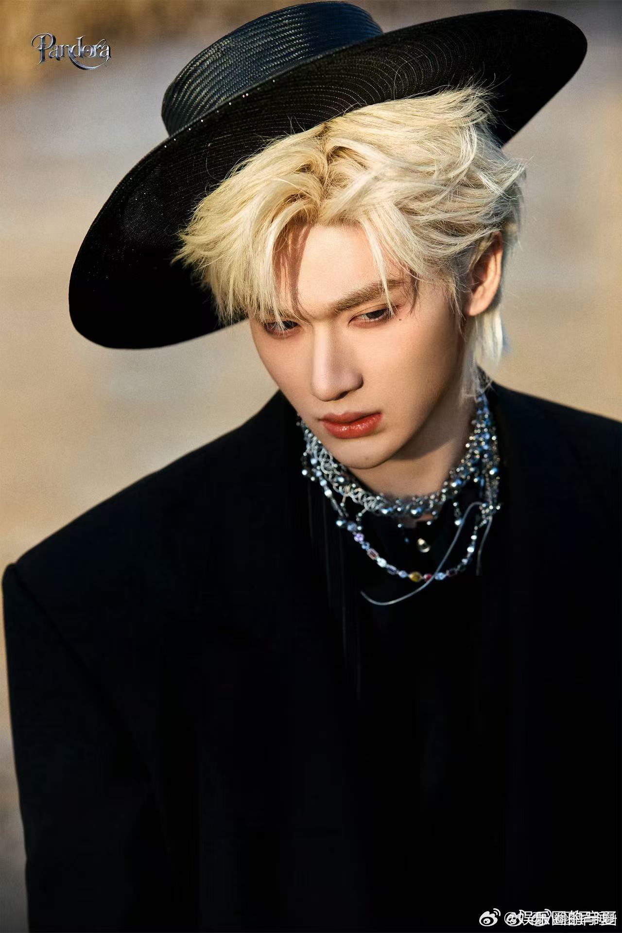 余宇涵白菜对我笑手势舞 点开前没想到这么甜，余宇涵的笑容加上灵动的手势，整个人阳