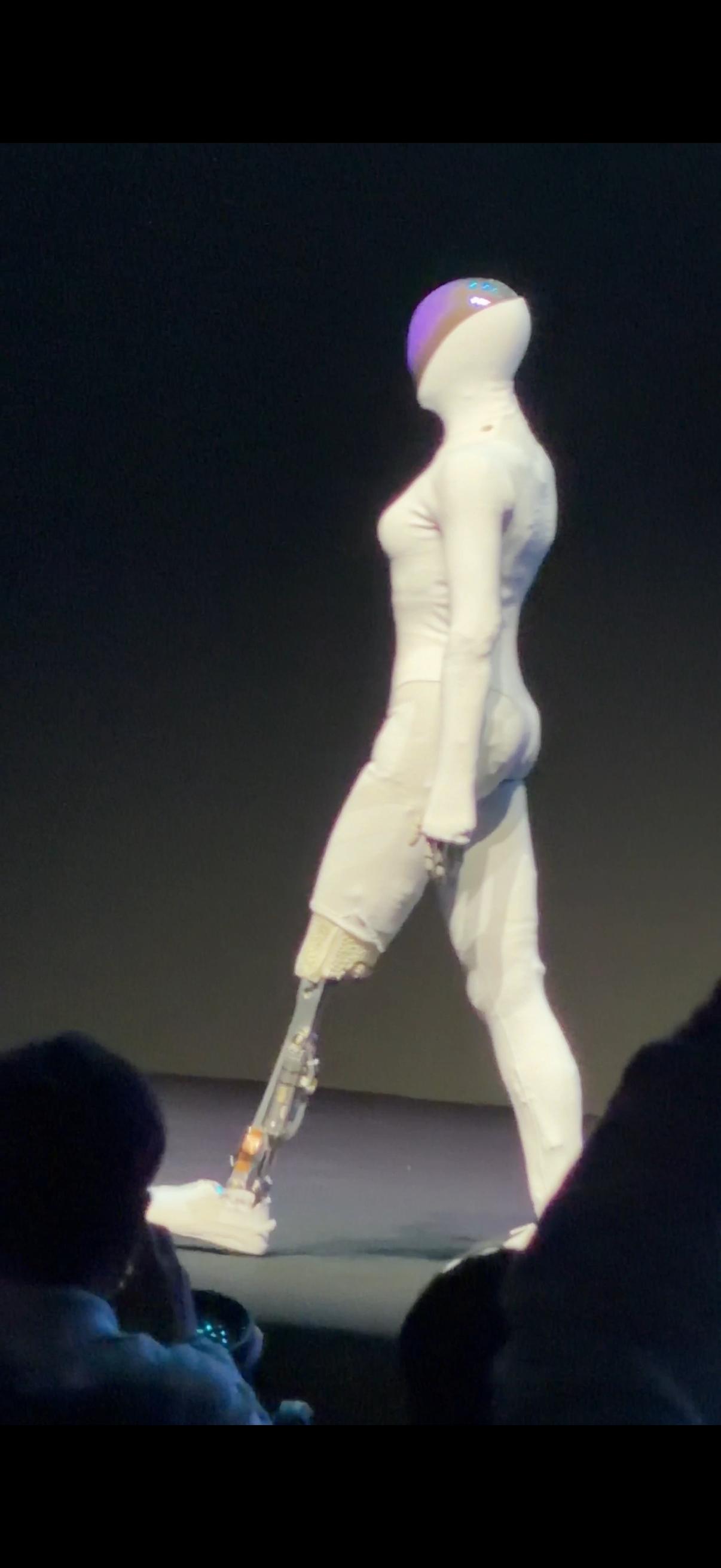 你觉得机器人该不该有性别，该不该像人？