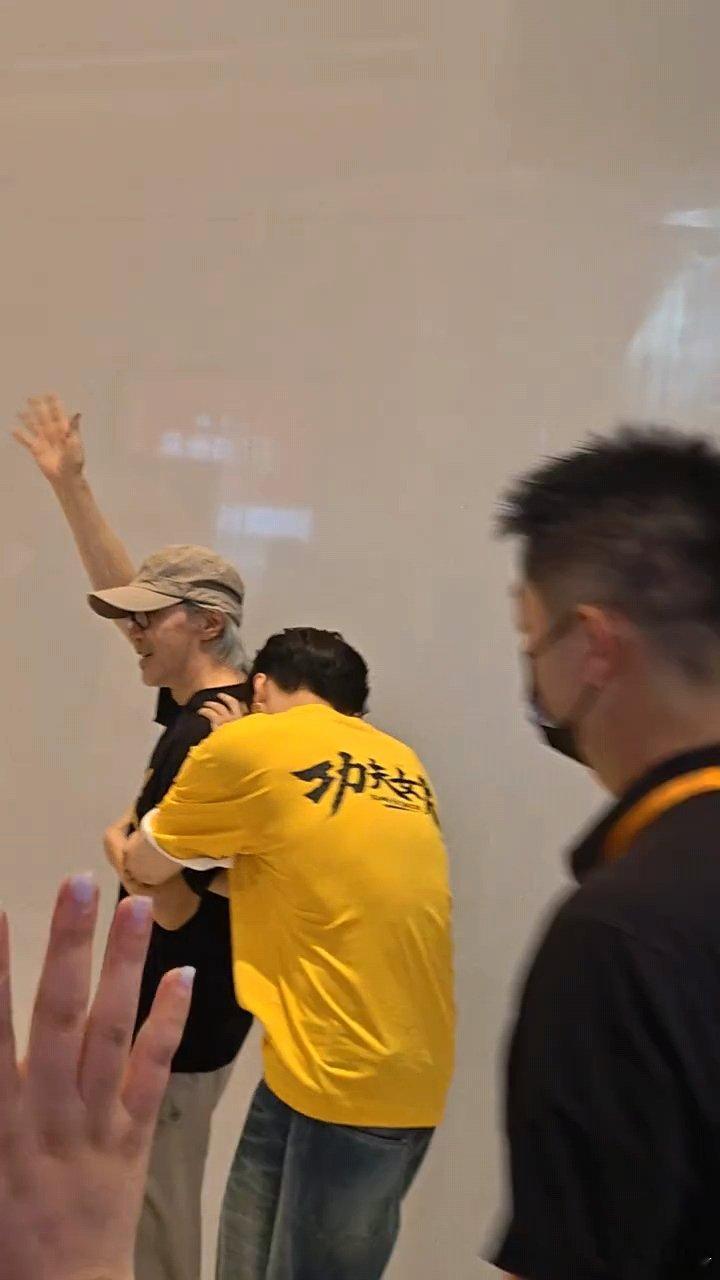 张艺兴挂在周星驰身上出来了周星驰张艺兴说悄悄话长沙大骄傲回家了！ 