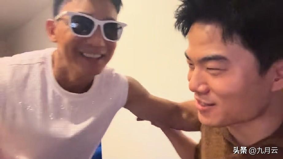 就知道董宇辉一定回去看周杰伦的演唱会。第一次他去还是坐在观众席，以粉丝的身份，去