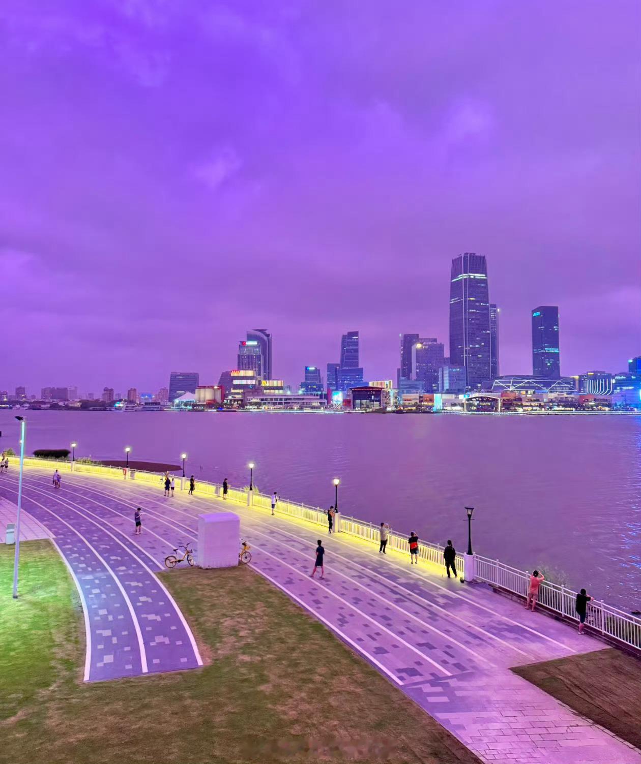 上海台风这真的假的？早知道今天出门一下了 