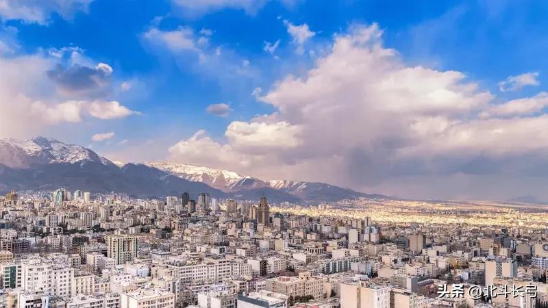 【北斗长弓·观天下】
1. 全球能源立刻紧张，油价大涨
霍尔木兹海峡一卡住，世界