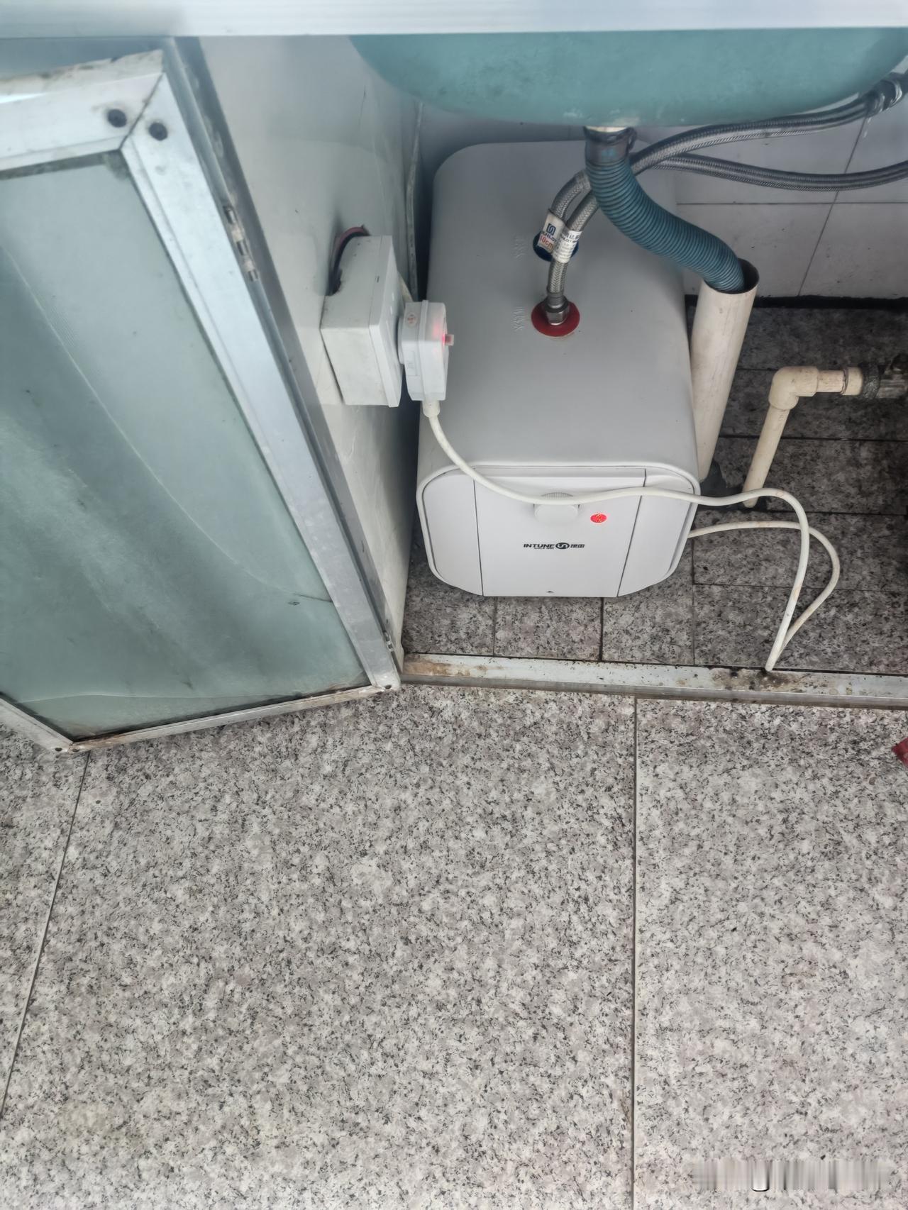 网上花280元买了个小厨宝。客服说过年忙找不到人安装。我只好在同城上找师傅上门。