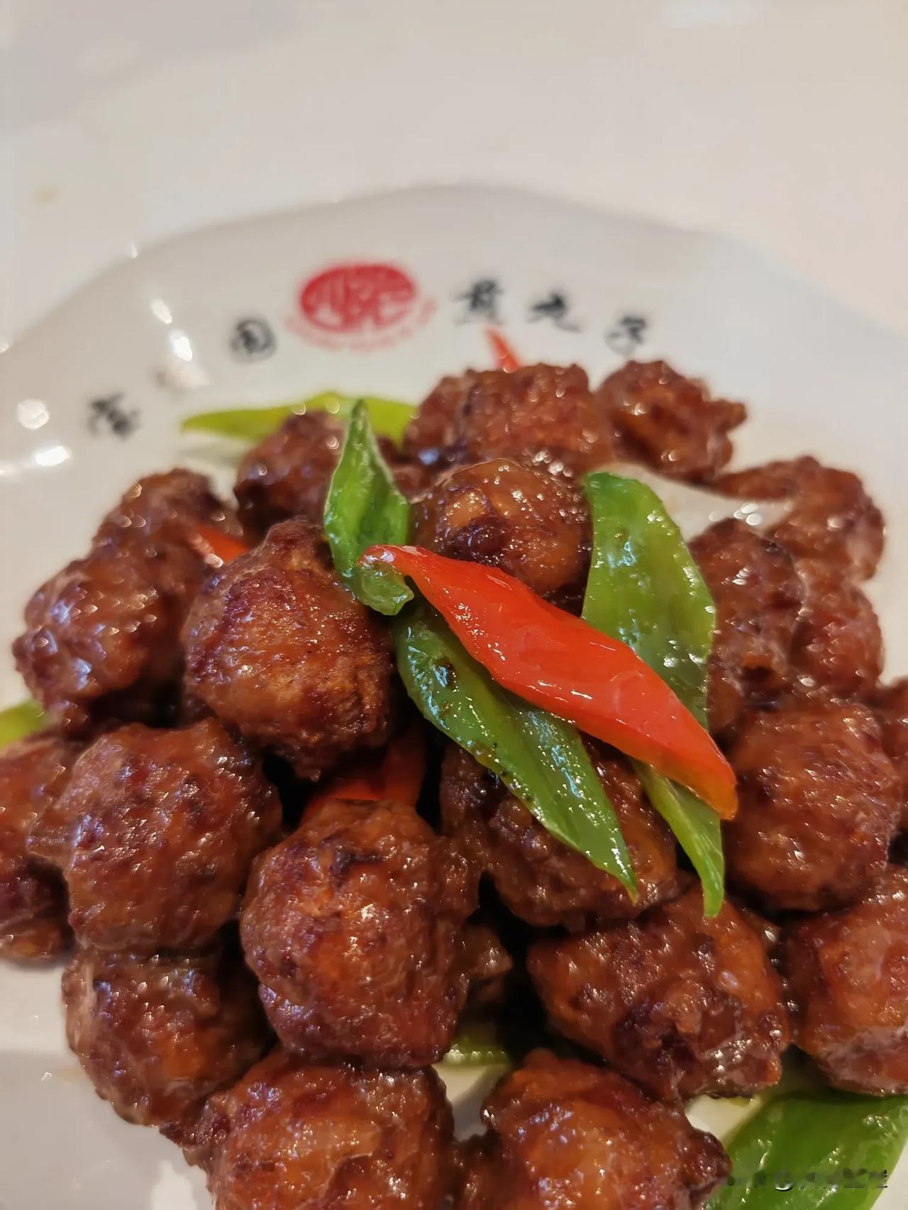 沈阳名菜馆宝发园历史悠久，因为解放前东北少帅张学良去过几次，喜欢吃这里的四绝菜，