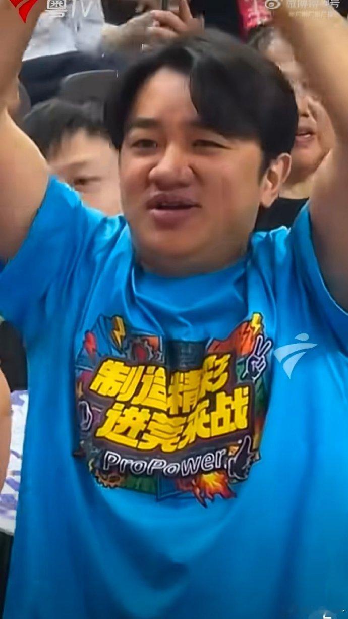 王祖蓝现身粤BA东莞主场身为地道厚街男孩，王祖蓝自带东莞情怀，携全家空降粤BA主
