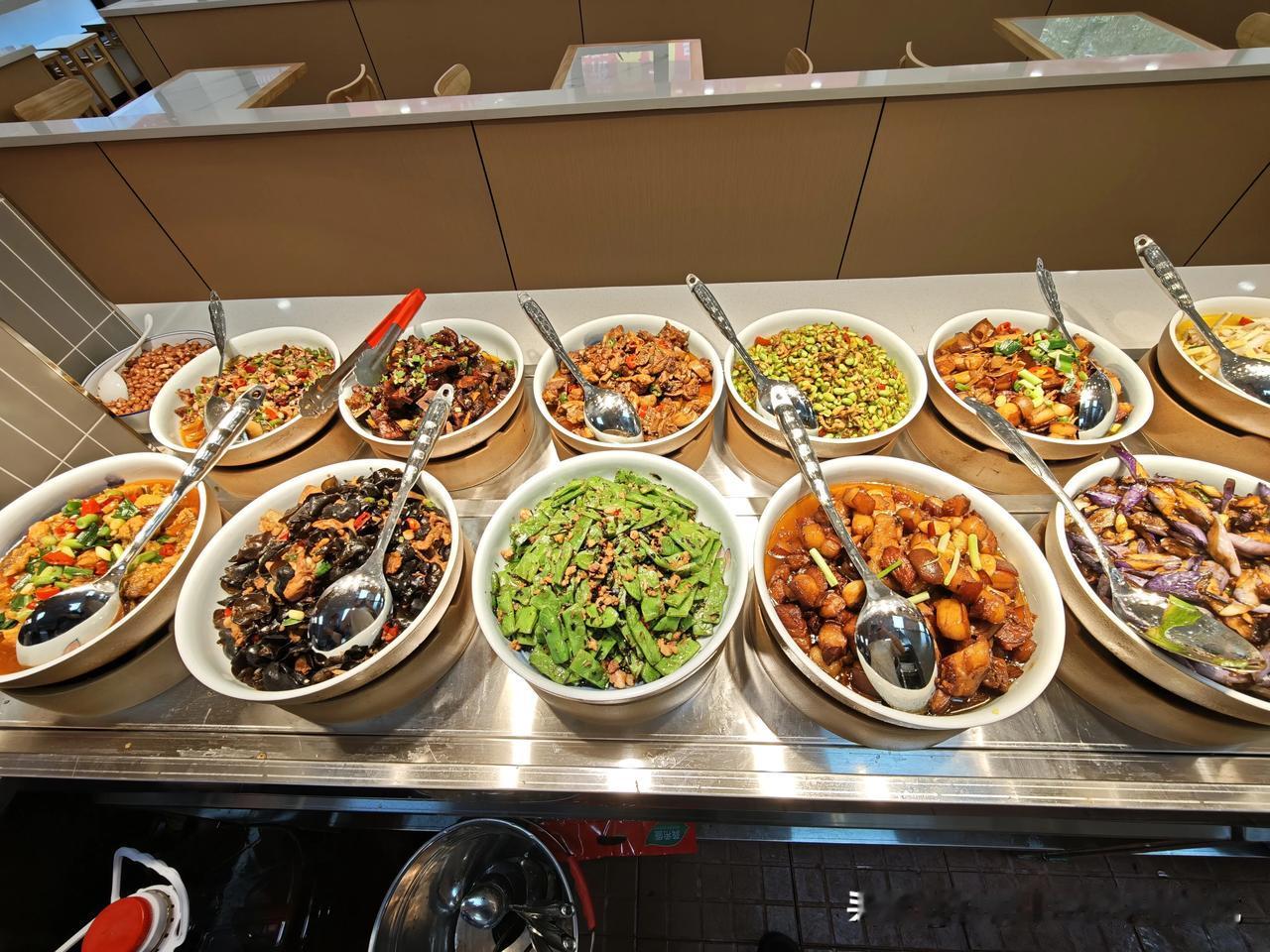 做了15年快餐，我见过太多店撑不过一年就关门。后来我发现，那些生意好、能赚钱的老