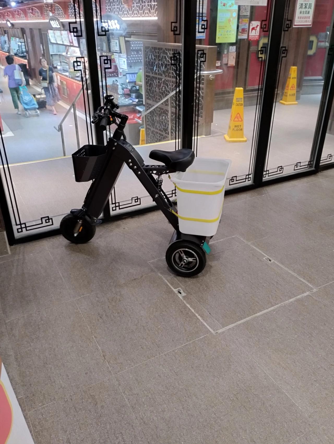 今天在香港沙田的秦石街市上班。
下午的时候有一个婆婆突然走过来和我聊天,问我吃午