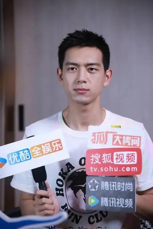 李现跨界文旅，展现新风采。他深入古镇乡村，感受历史底蕴与自然风光。通过镜头与笔触