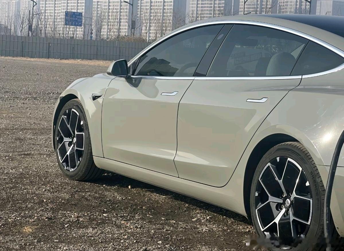 这么着急 穿着别人的鞋就出来了