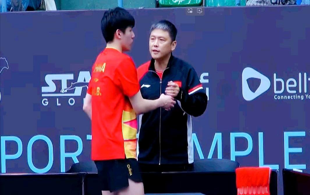 达科又跪了！
 
第三局4比1领先，他正手连抽三板，眼看要拉开。温瑞博突然换到中