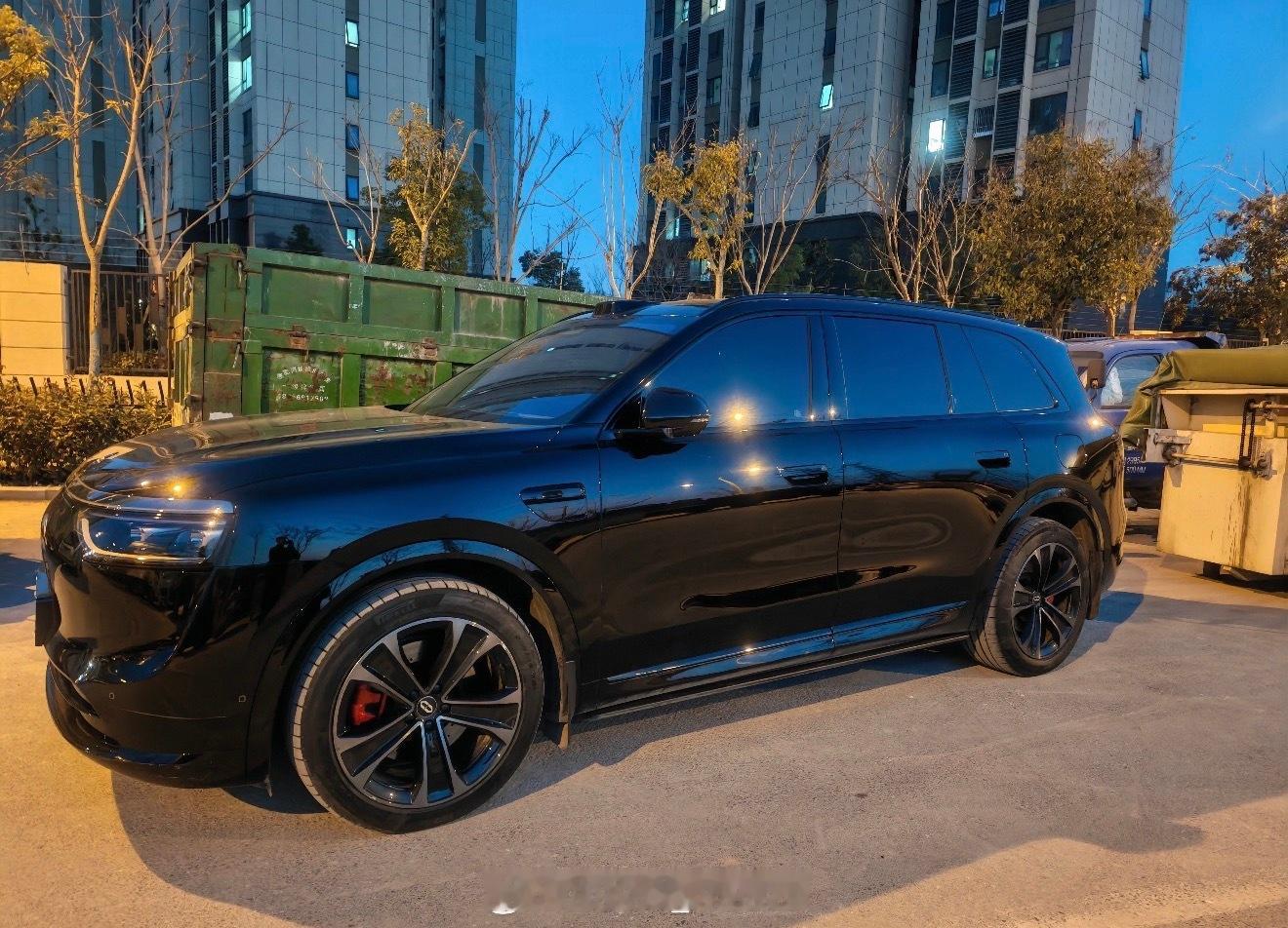 开问界M8也有段日子了，华为DriveONE对我来说，驾驶体验的提升是特别明显的