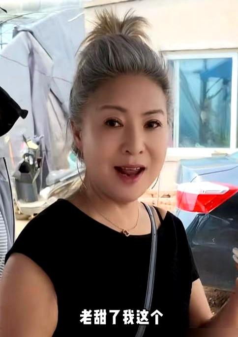 镁光灯一打，贾女士踏上红毯，很多人当场愣住。
曾经的东北阿姨，如今抬肩收腹，23