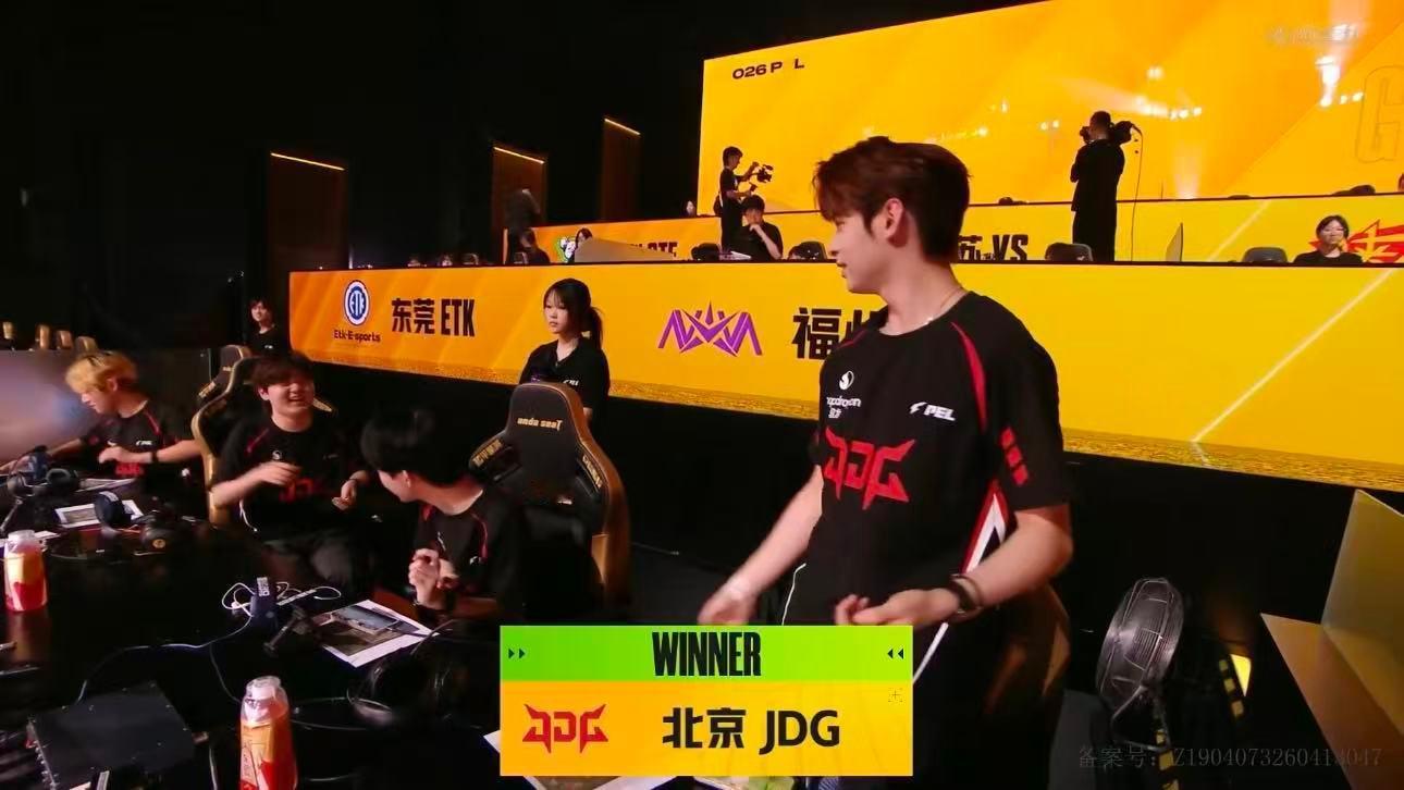 恭喜JDG单局17淘汰吃鸡，全场压制强势登顶，也是稳稳晋级周决赛啦！JDG双喜临
