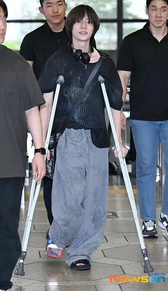 #崔杋圭脚踝骨折##崔杋圭拄拐杖走机场#崔杋圭拄拐杖走机场，哇 ​​​