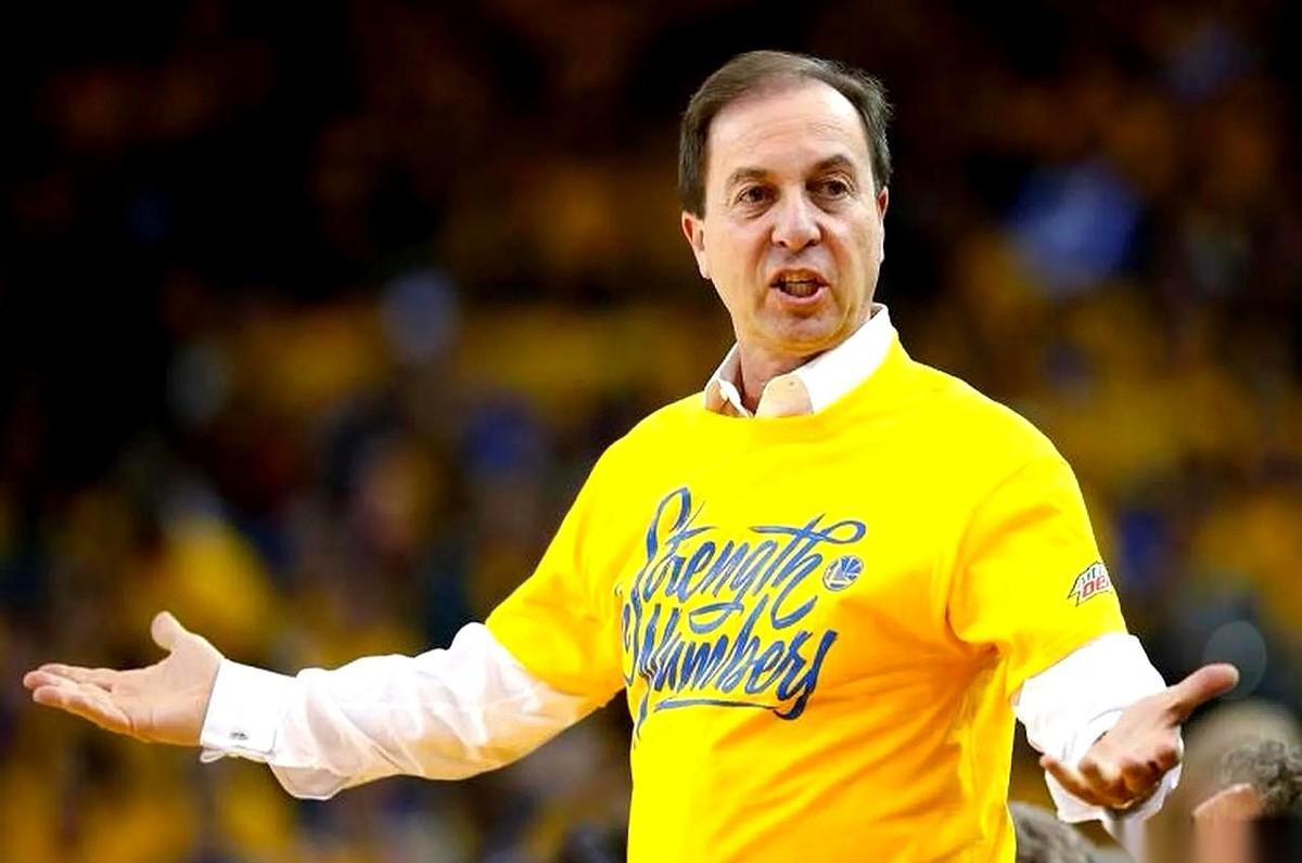 金州勇士队的更衣室还没冷，老板拉科布就先把账本拍在了桌子上。
史蒂夫·科尔，年薪