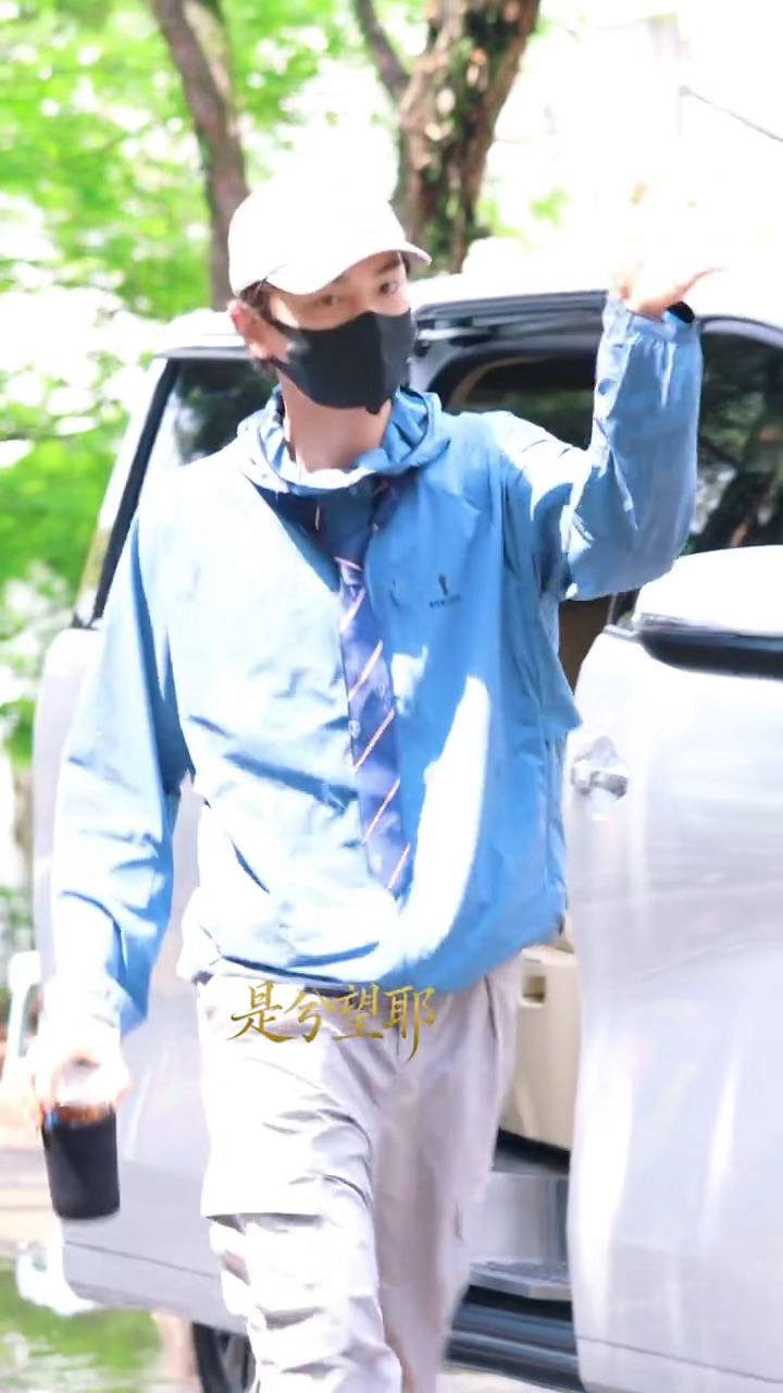 丁禹兮司宫令上班路透，昨天的感觉是身材很曼妙，今天的感受是青春男大！这个丁禹兮，