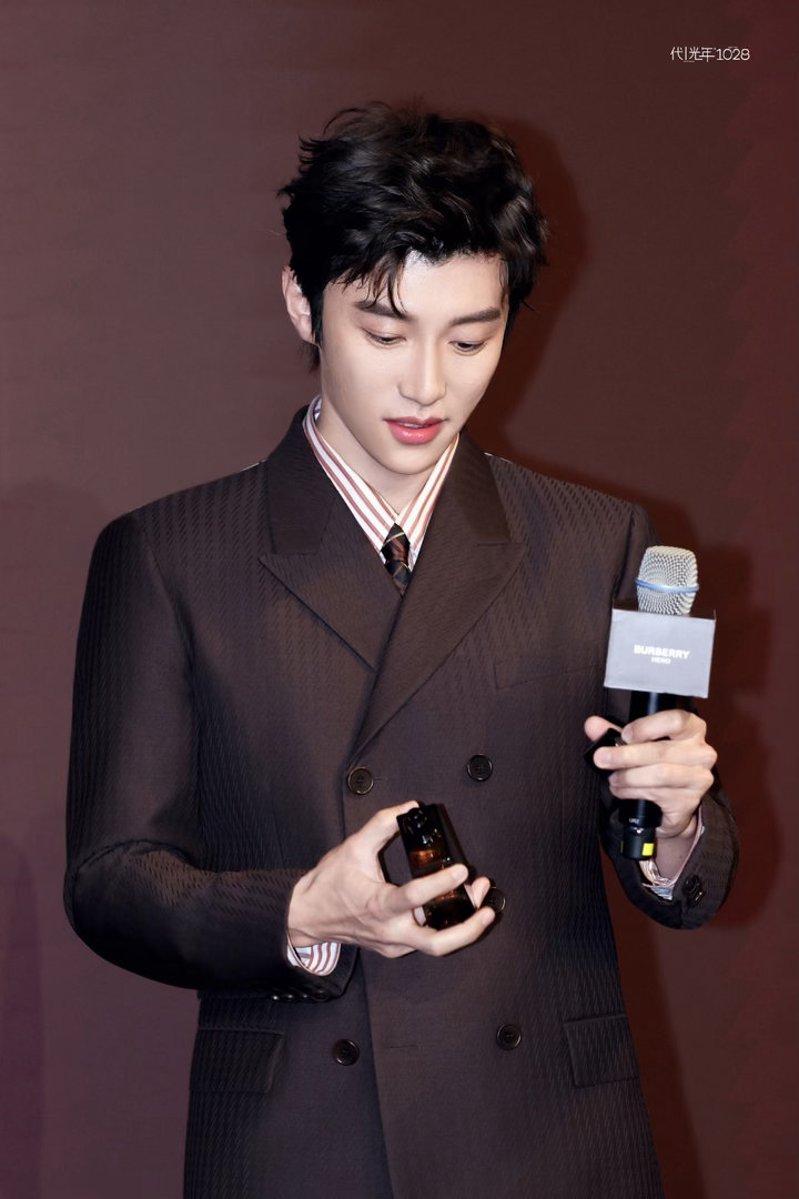 代旭便利店特调vlog代旭井胧在线约酒烟火人间，微醺小酒。代旭便利店特调温柔治愈