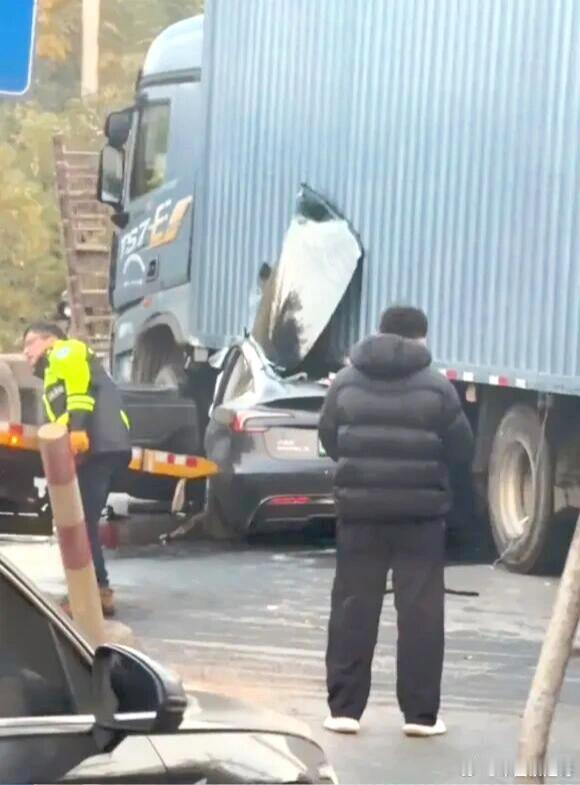 大v聊车 特斯拉的安全性又得到验证，model 3钻撞到卡车车底，虽然车头损坏，