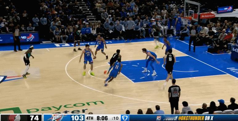 乐福给抛空接，杨瀚森单手砸扣，一定要学会吃饼，把握机会。当然，乐福传出这样的球，