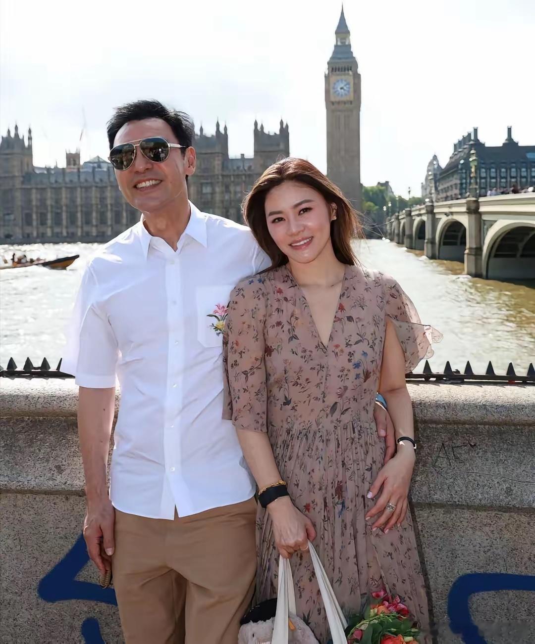 73岁钟镇涛和老婆范姜到英国伦敦参加女儿的大学毕业典礼，看这一家真幸福啊 