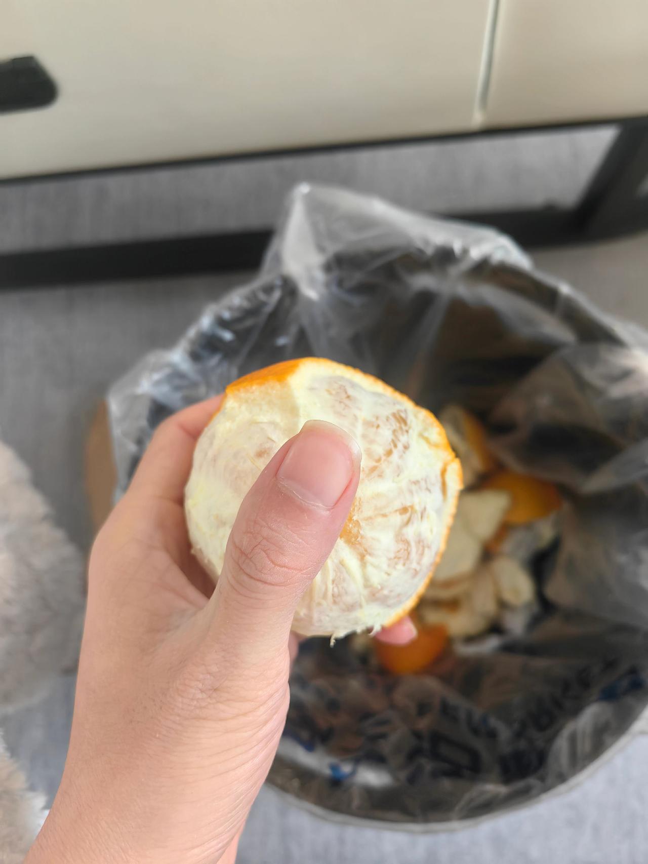 你以为我留指甲是要做美甲💅么？不！我是为了手剥脐橙。赣南人吃脐橙的快乐，手剥党