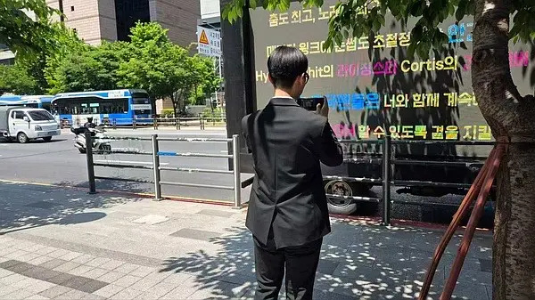 hybe工作人员拍到了安乾镐和严成玹中粉在楼下的卡车应援 
