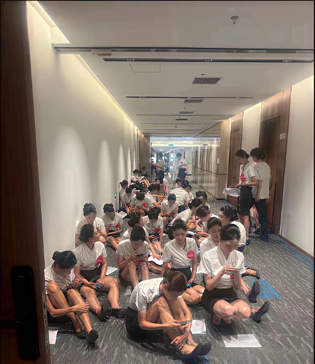 为什么不给放一些凳子的？