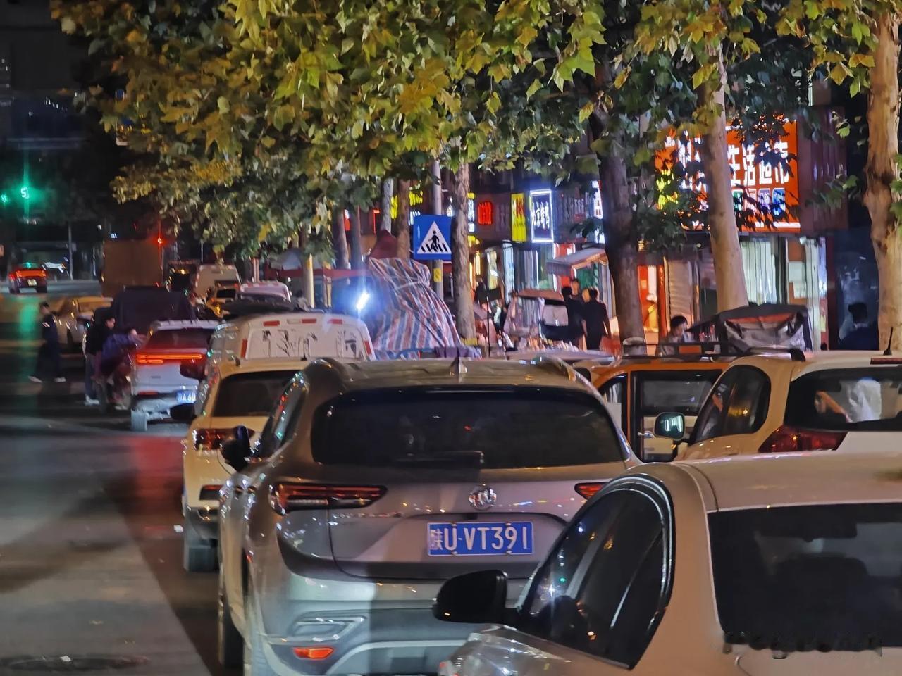 西安这个小区门口的马路上经常停两排车，引严重影响交通，你觉得呢？#西安生活随手拍