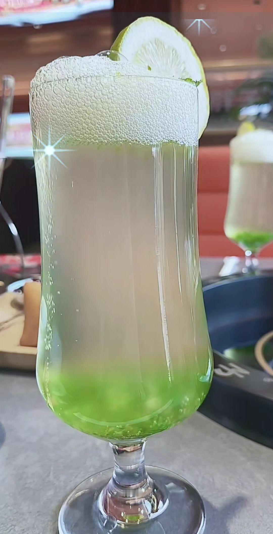 我总把你想的很可怜
你需要爱
你需要陪伴
需要有人在乎
才发现这一切只是我需要的