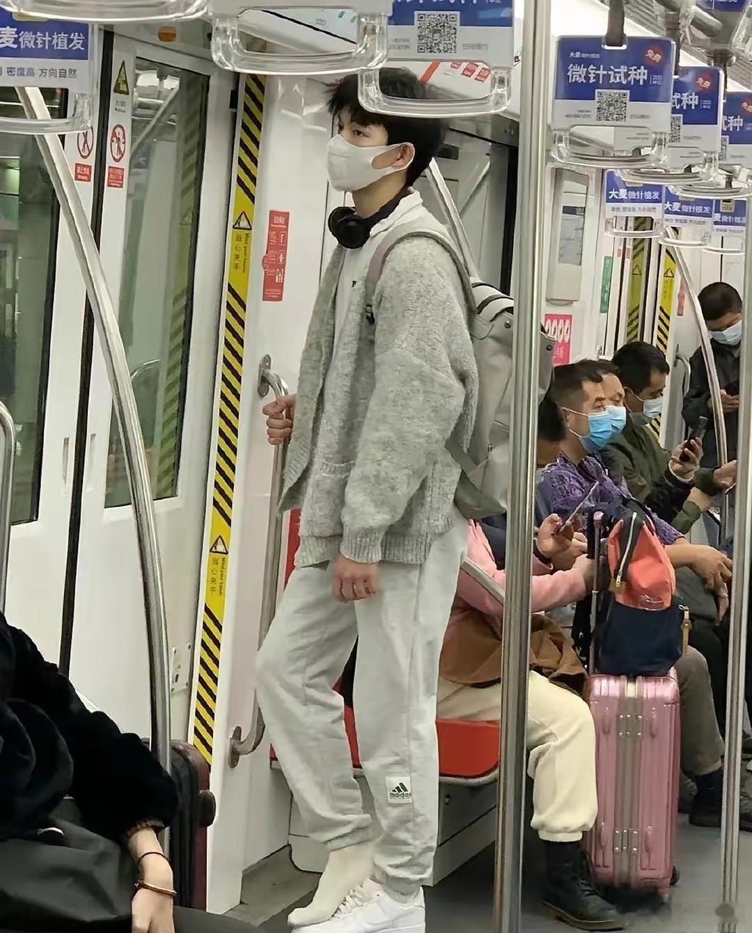 这‌‍帅哥到底‌⁠⁠经‏⁠‍历‍了啥啊，咋搞成这副模样‏了？ ​​​