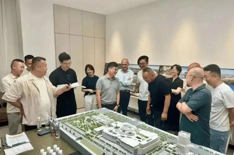 很多人看不懂，胖东来突然豪掷65亿盖梦之城，图什么？

其实这场大手笔，缘起一次