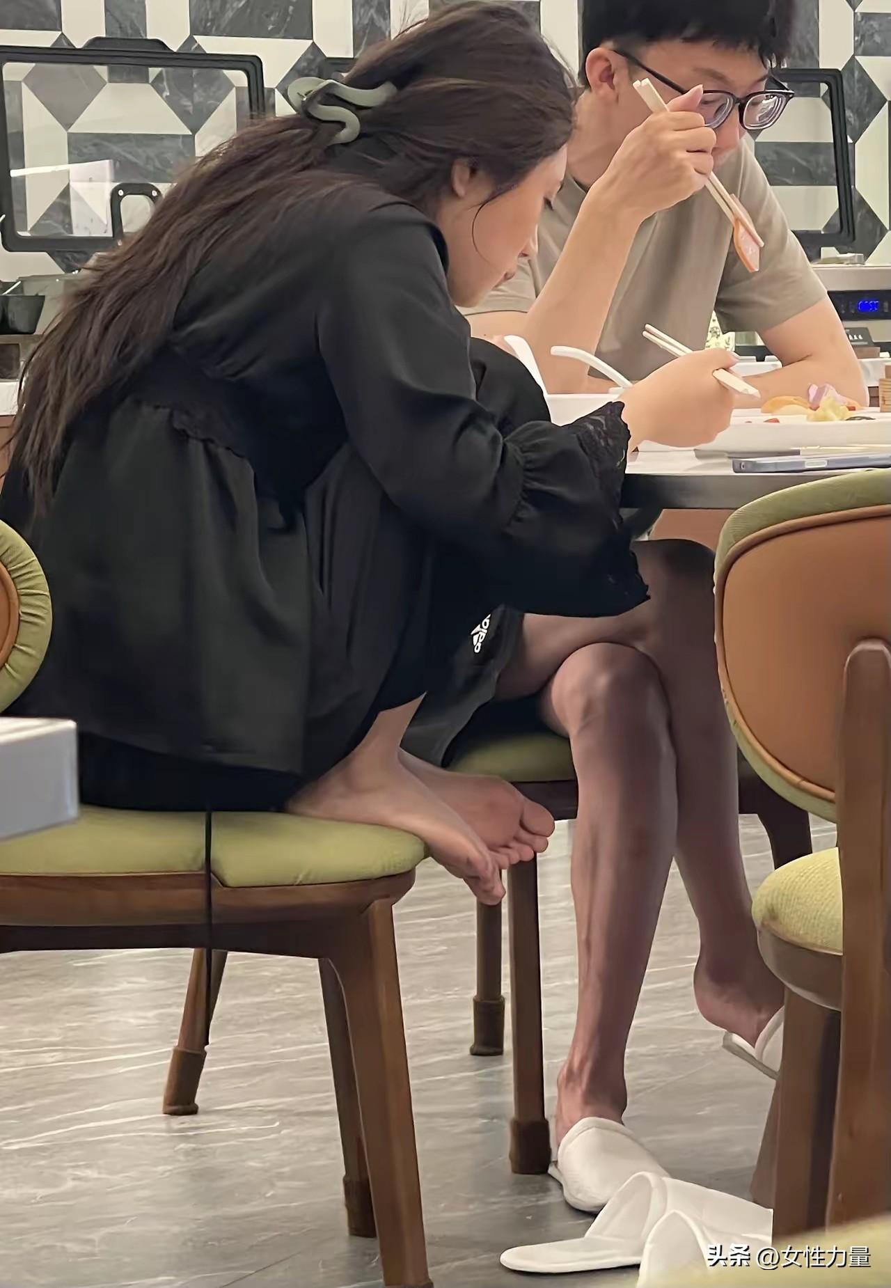 就不明白有些人身上，就像没骨头一样，出门在外，坐没坐相，站没站相，在外面和在家一