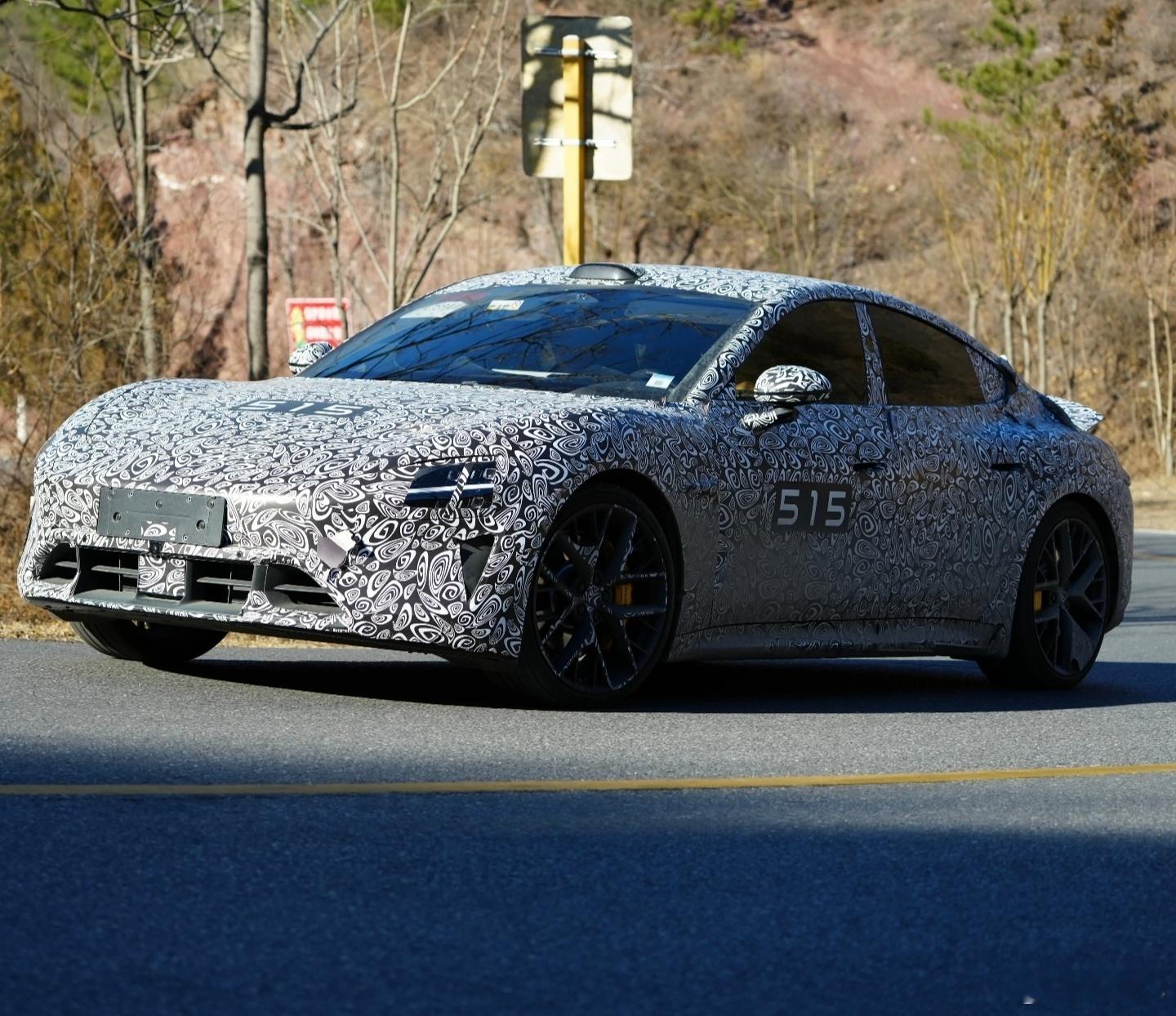 似乎是 的改款谍照，造型上看起来没什么变动，主要的升级点大概在硬件吧。考虑到之前