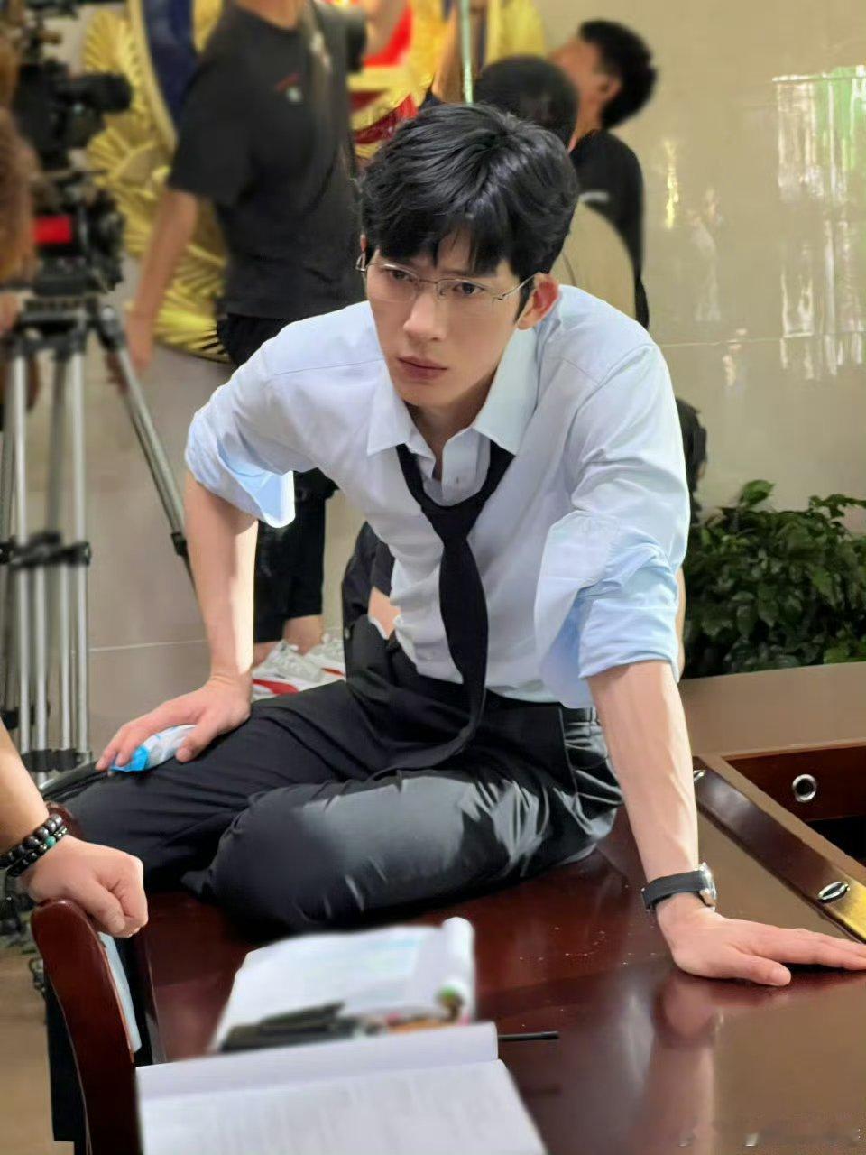 白衬衣是井柏然的疯批战袍吧井柏然白衬衣封神！饰演江寒声审讯时慵懒疯批，那股松弛又