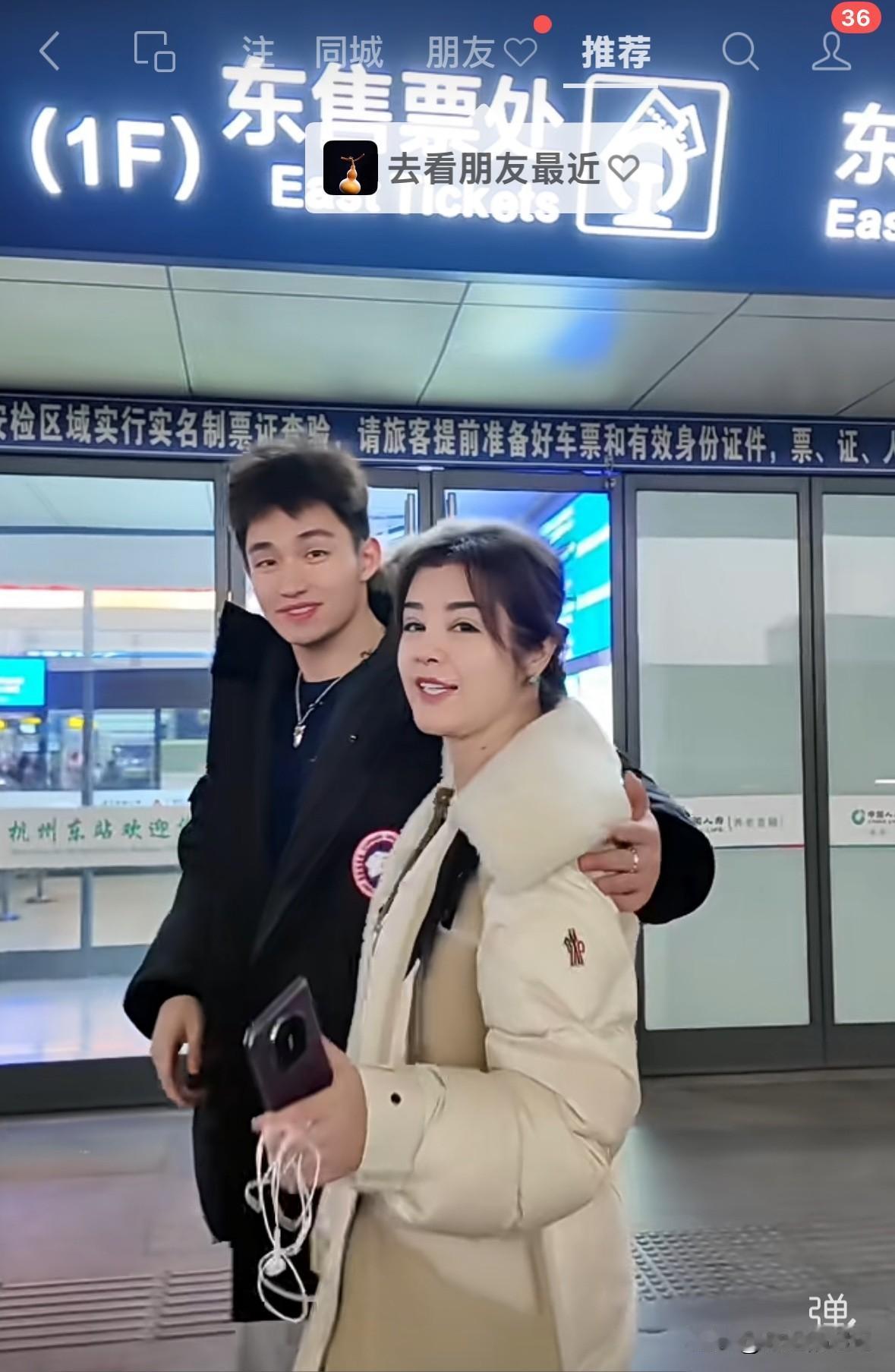 于文红跟任任回山东任任家了，于文红说“后妈把孩子交给亲妈了”。
后妈不应该是爸爸