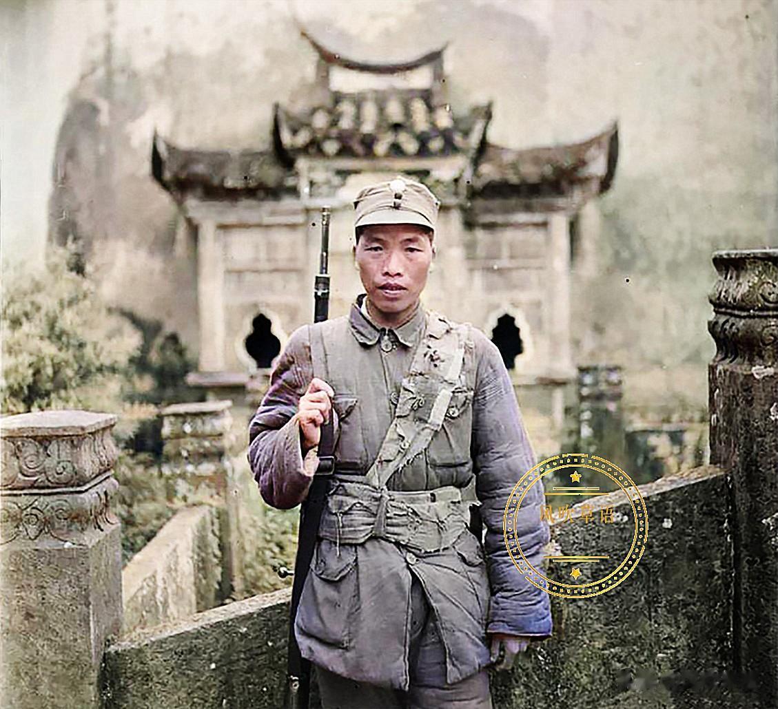 抗战时期，一名正在一座寺庙里站岗的战士。

穿着破旧而单薄的粗布棉衣，背着在战斗