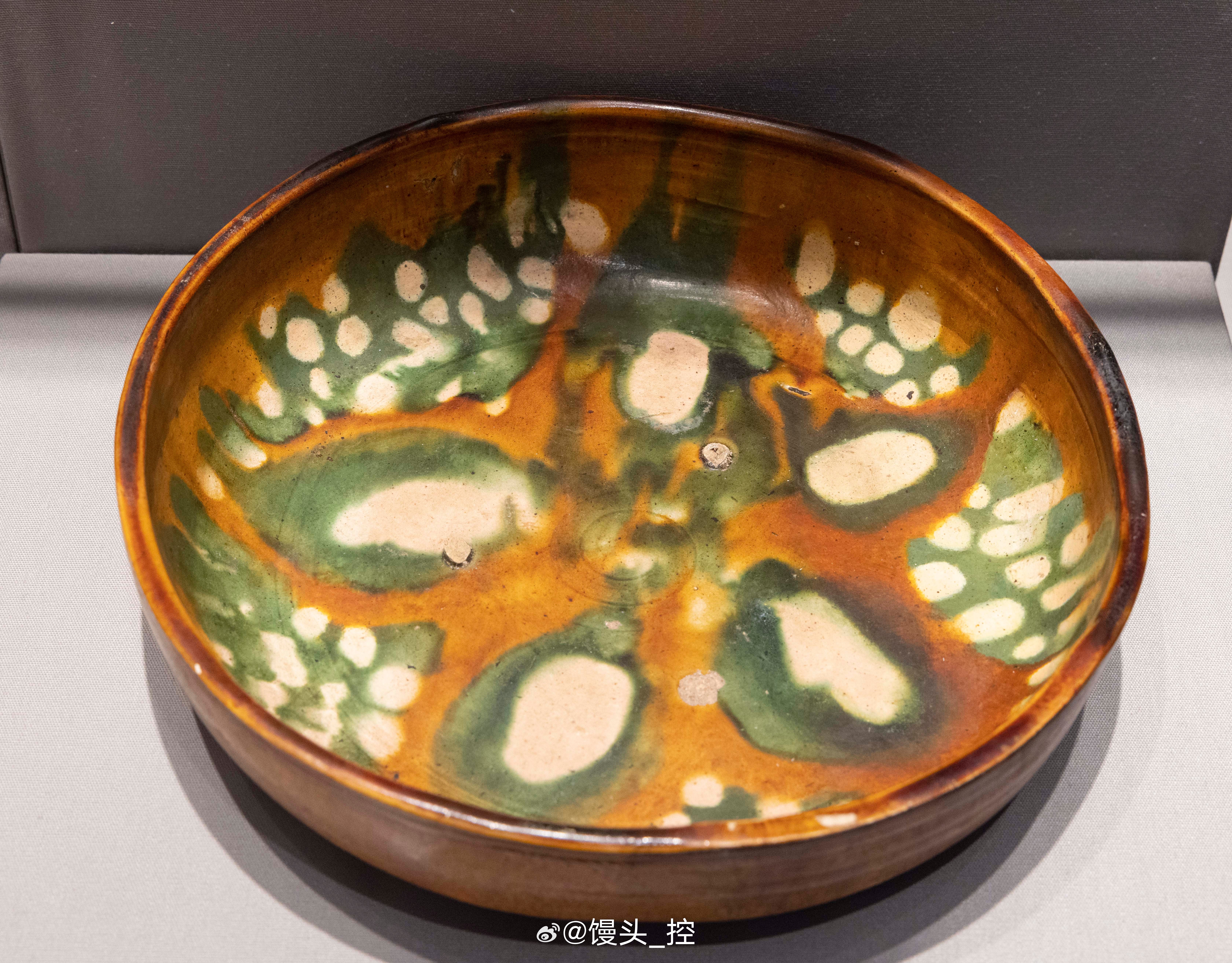 巩义窑三彩平底盘唐(618-907年)林瀚、雷宛萤伉丽捐赠馆藏编号2021.00
