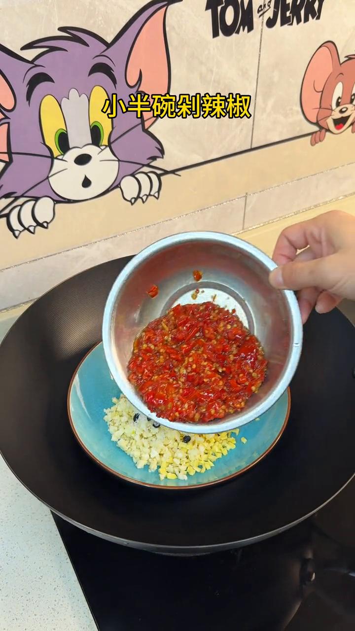 剁椒鳜鱼。
·鳜鱼直接下锅，再倒入2圈啤酒。
·碗中放姜蒜末、28粒豆豉、白糖半