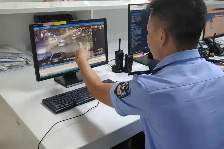 一个50岁男人，把刀挥向了相识的女人。

8月30日，山西保德县，光头、黑色半袖