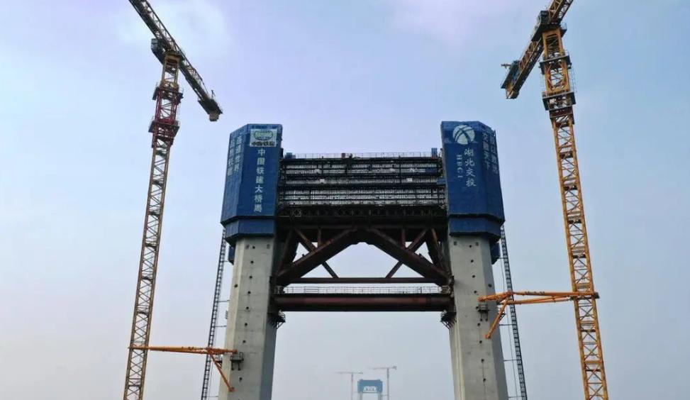 荆州跨江发展盼提速？李埠长江公铁大桥 220.5 米南岸主塔完工迎新进展
荆州人