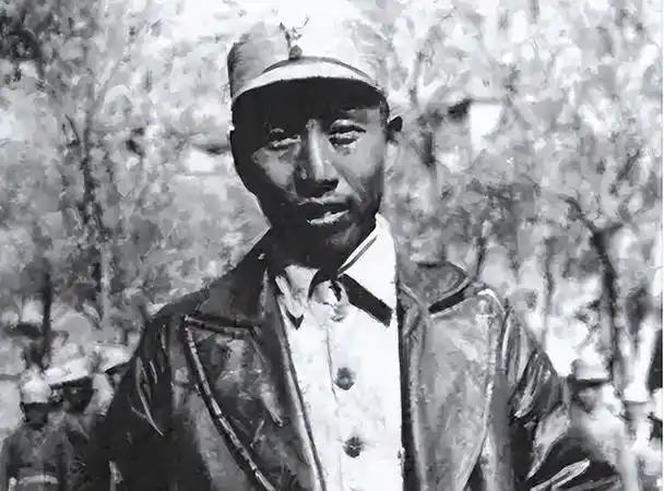 新中国成立后，中央有一条铁律：任何人进入毛主席住所，一律不准携带武器。然而，有一