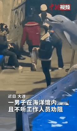 “成精了！”辽宁大连，一男子在海洋馆内抽烟，一旁的工作人员见状，赶忙上前劝阻，男