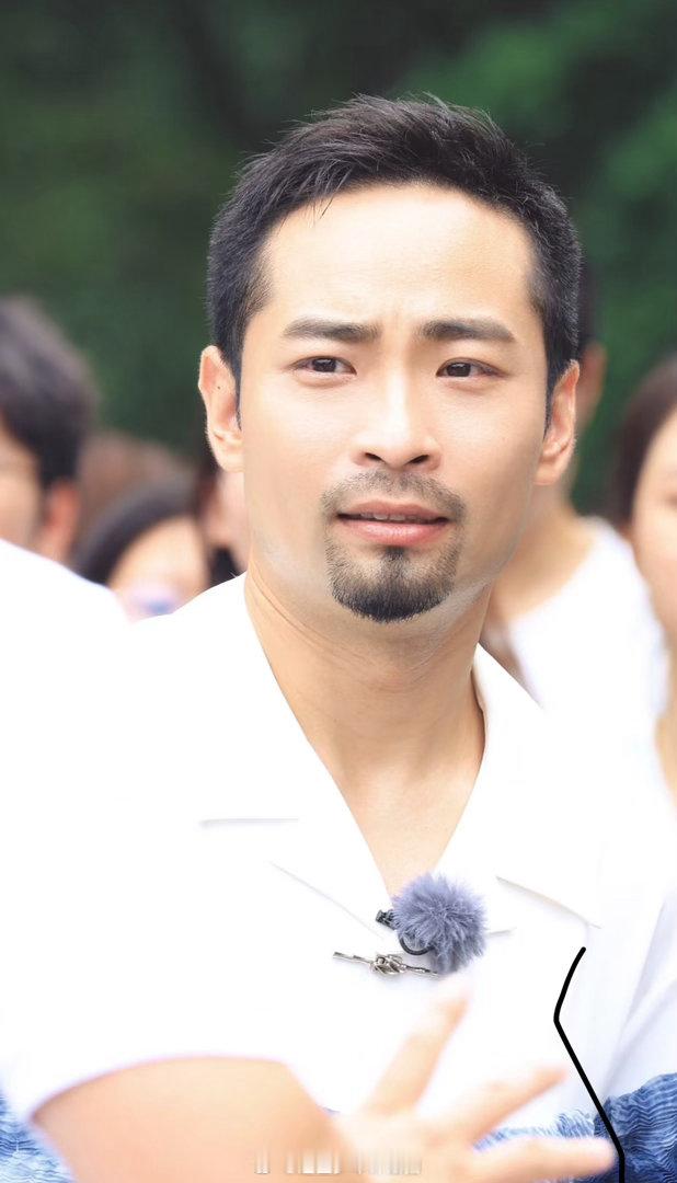 王勉撞脸宋木子 一个脱口秀演员，一个喜剧演员，撞脸撞得这么彻底也是缘分。王勉那个