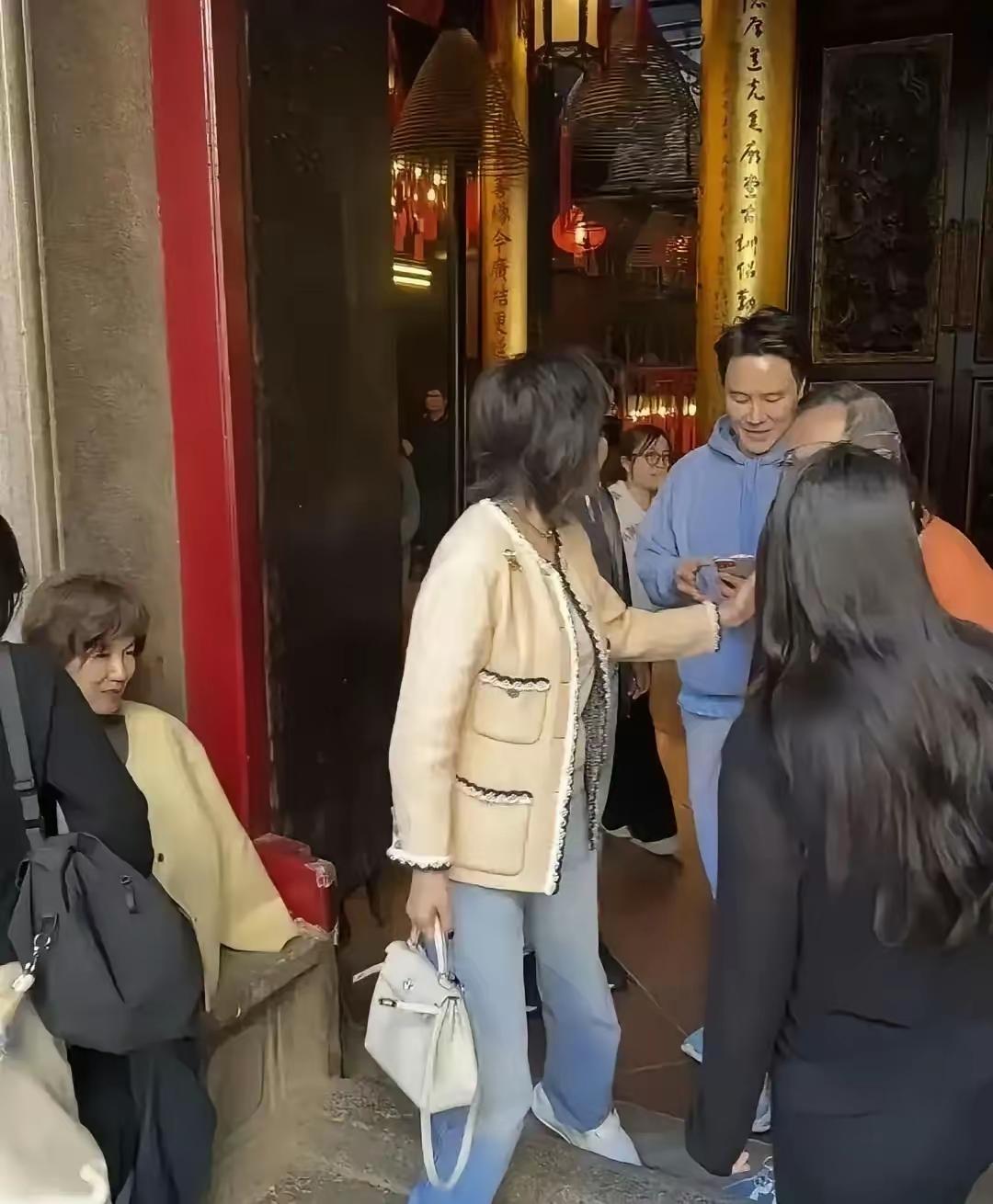 60岁刘嘉玲低调现身香港寺庙祈福，一身奢华行头价值400万，网友惊叹：这简直是行