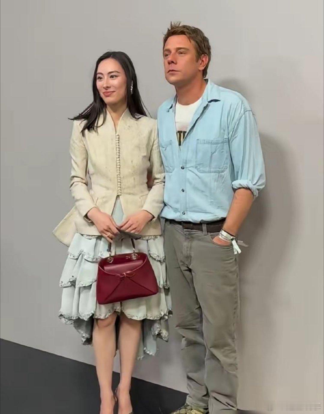 谷爱凌这条裙子，算是把普通人和精英的认知差距，彻底暴露了！谷爱凌一条真丝长裙，坐