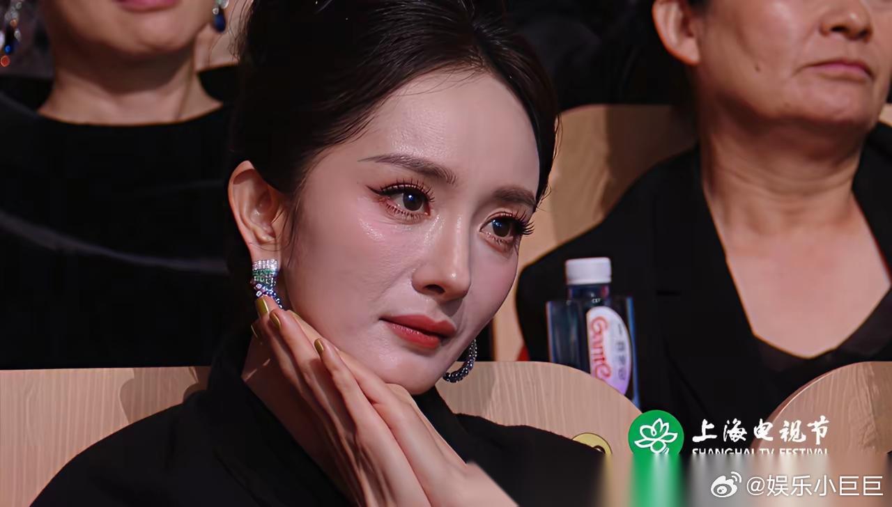 不怪杨幂有点不太高兴， 换成任何一个女人都忍不了吧。 明明自己盛装出席白玉典礼，