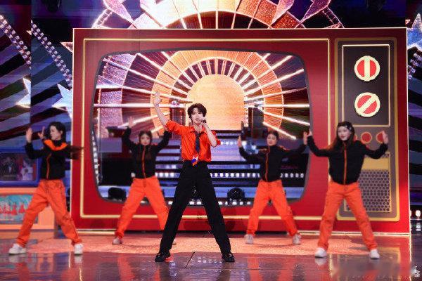 丁程鑫好六街提前过年你好星期六丁程鑫这期的舞台真的太炸了，古风白衣 solo 行